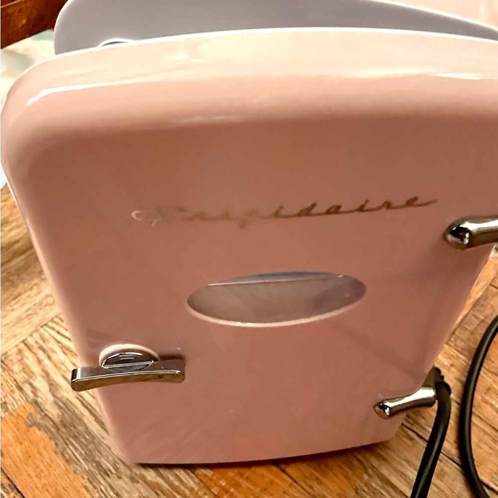 Frigidaire Pink Mini Fridge - Retro - EFMIS129 - Picture 3 of 7